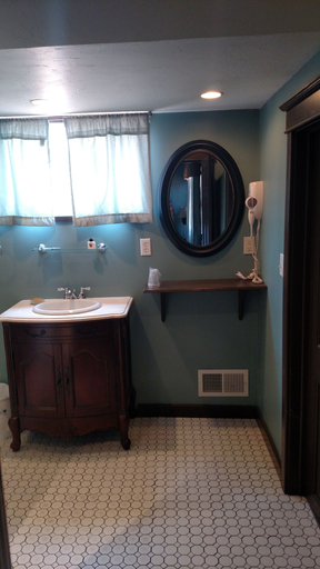 Bathroom 4, Ye Old English Inn, Taney