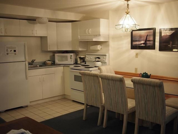 Others 5, Whale's Tail Guest Suites, Alberni-Clayoquot