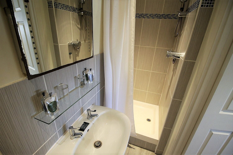Bathroom 5, The Saracens Head Hotel, Swindon