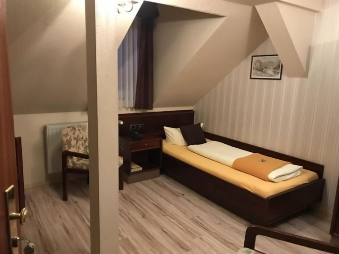 Bedroom 4, Hotel Schöne Aussicht, Burgenlandkreis