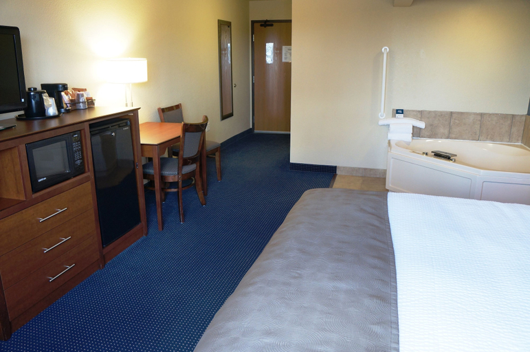 Bedroom 3, AmericInn by Wyndham Fort Dodge, Webster