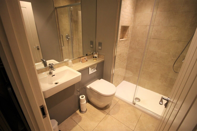 Bathroom 3, The Sun Inn, Swindon
