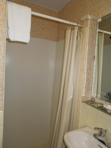 Bathroom 4, Value Inn, Monroe