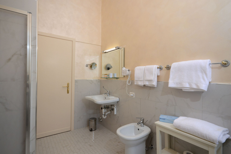 Bathroom 5, Grand Hotel Vittoria, Pistoia