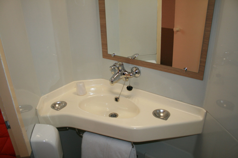 Bathroom 5, Premiere Classe Carcassonne, Aude