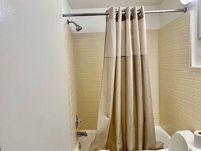 Bathroom, Scottish Inns and Suites - Bordentown, Burlington
