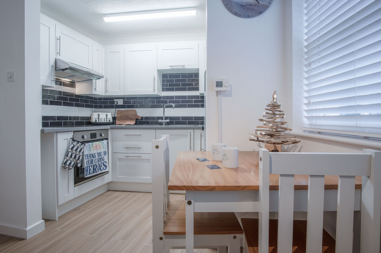 Others 5, Castle Cove - 1 Bedroom Apartment - Tenby, Pembrokeshire