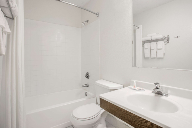 Bathroom 4, Super 8 by Wyndham Douglas, Coffee