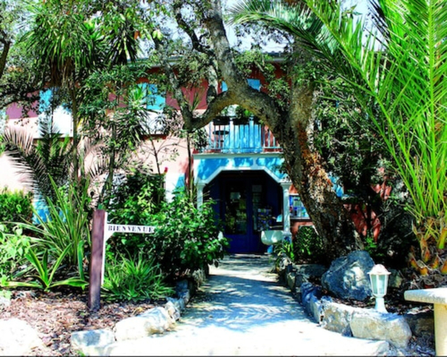Exterior & Views