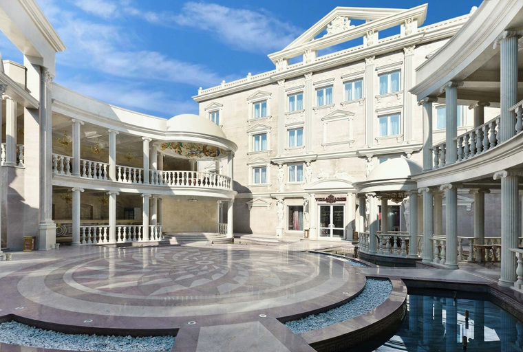 Exterior & Views