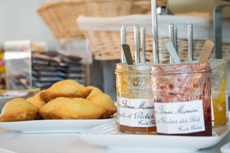 Food & Drinks 9