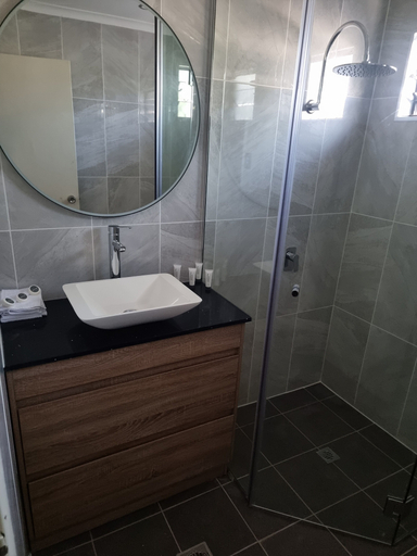 Bathroom 3, Billabong Lodge Motel, Rosslea