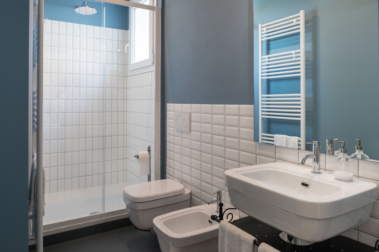 Bathroom 5, Almarossa, Bologna