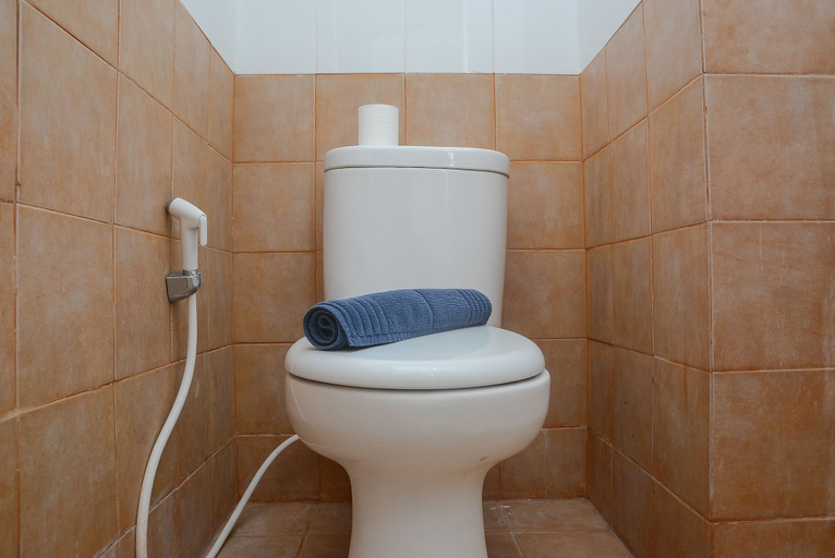 Bathroom 5, Comfortable and Clean 2BR Green Pramuka Apartment By Travelio, Central Jakarta