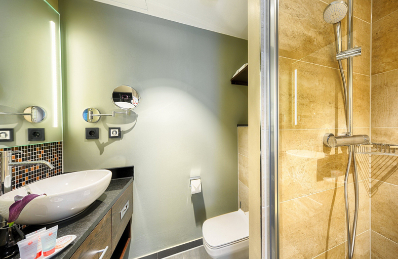 Bathroom 5, Leonardo Royal Hotel Ulm, Ulm