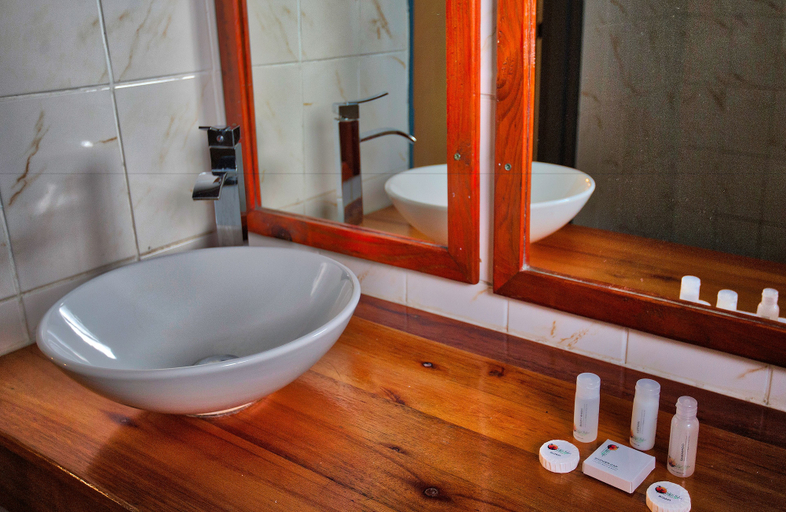 Bathroom 4, Island Safari Lodge, Ngamiland East