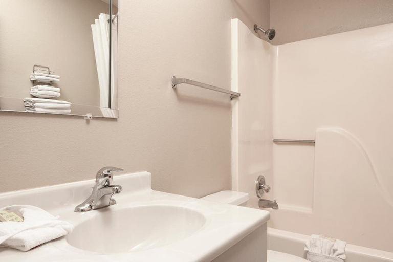 Bathroom, Supertel Inn & Conference Center, Union