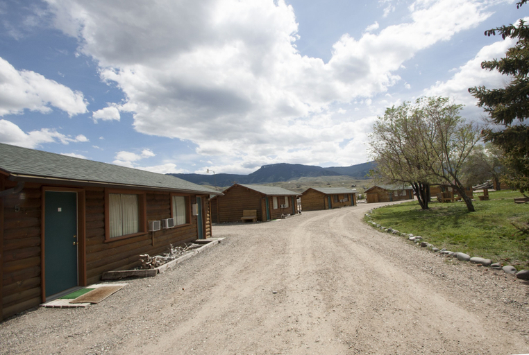 Exterior & Views 2, Yellowstone Valley Inn, Park