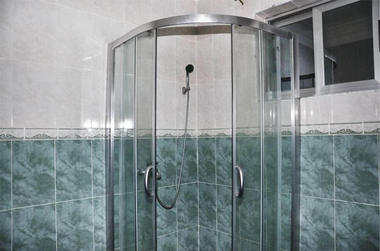 Bathroom 3, Pemicsa Hotel, Tema