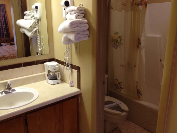 Bathroom 4, McClellan Inn Anniston, Calhoun