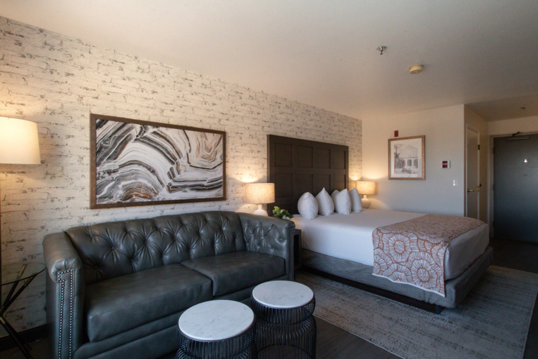 Bedroom 3, Oxford Suites Chico, Butte