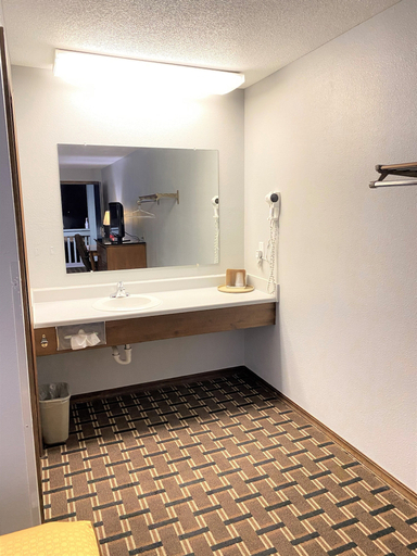 Bathroom 5, Lakes Inn, Benton