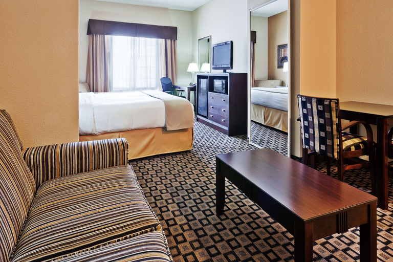 Bedroom 3, Holiday Inn Express & Suites CLOVIS by IHG, Curry