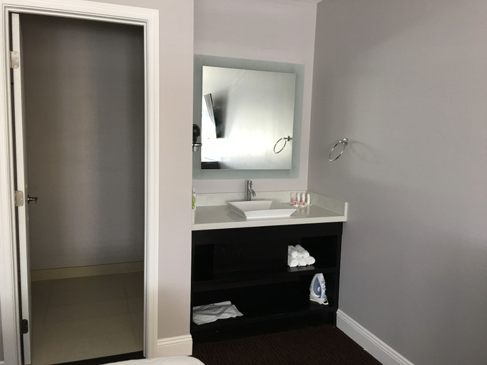 Bathroom 4, Vallejo Inn, Solano