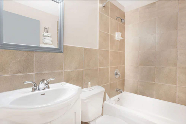 Bathroom 4, Belmont inn, Greater Sudbury
