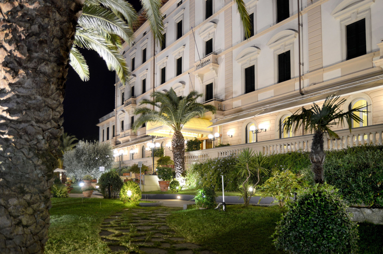 Exterior & Views 2, Grand Hotel Vittoria, Pistoia