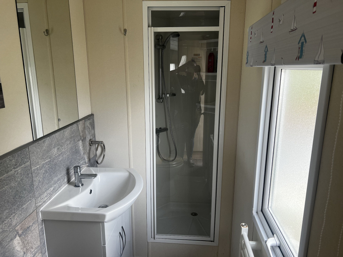 Bathroom, Relaxing and Quiet Holiday Cabin, Sleeps 4, Northamptonshire