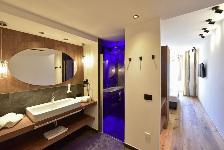 Bathroom 5, Hotel Goldene Traube, Bolzano