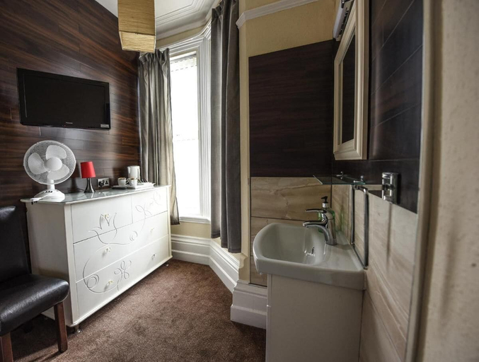 Bathroom, Victoria Park Hotel, Derby