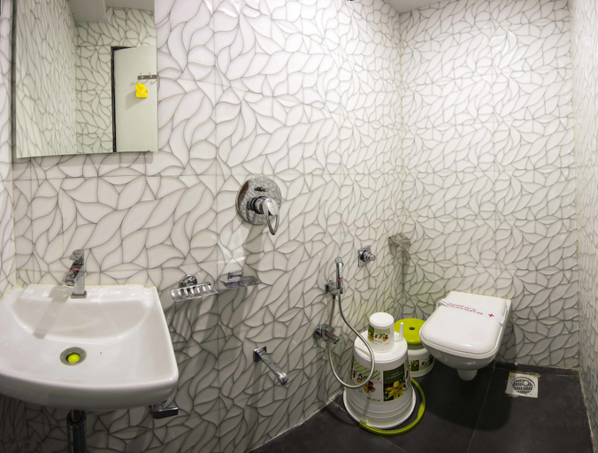Bathroom 4, Hotel Pearl, Thane