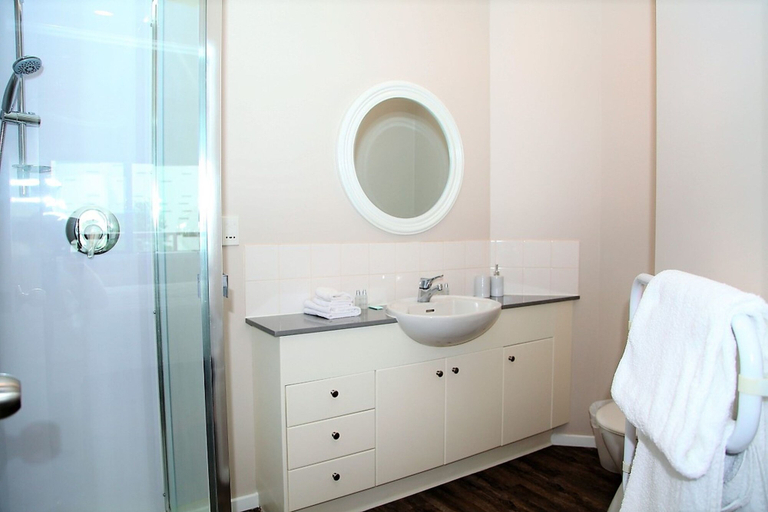 Bathroom, Stylish Apartment near Entertainment District, Waitakere