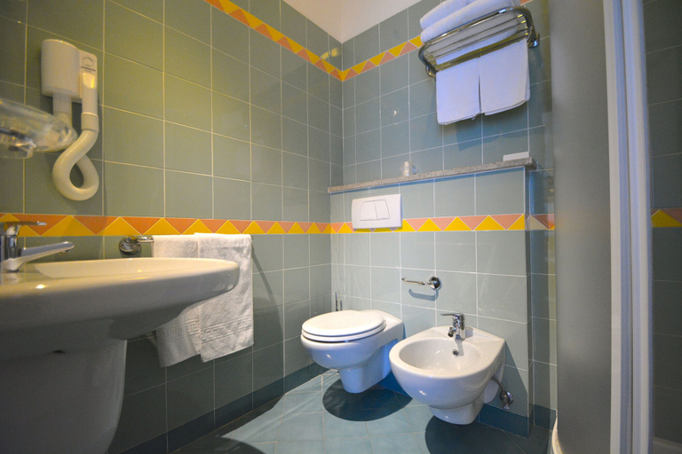 Bathroom 4, Hotel Palos, Rimini