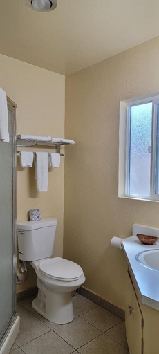 Bathroom 2, Lakeview Inn Lucerne, Lake