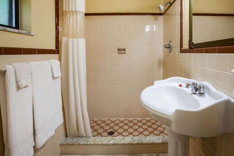 Bathroom 4, Days Inn by Wyndham Donegal, Westmoreland