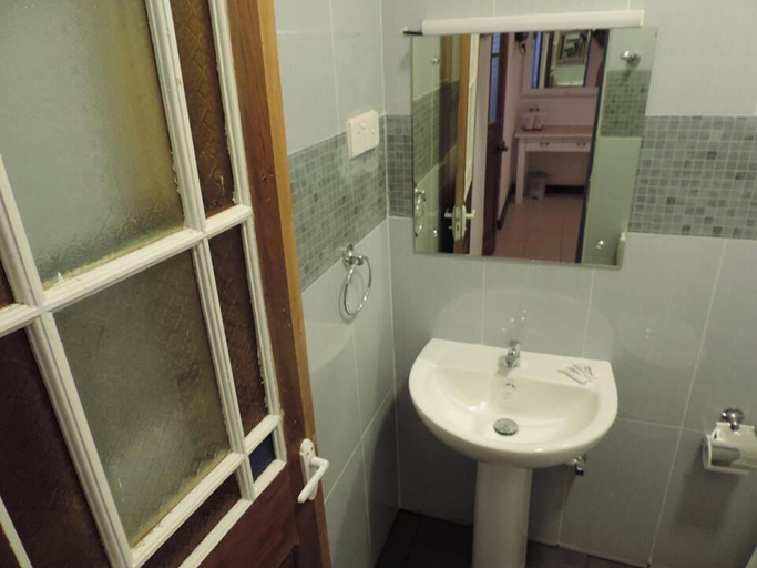 Bathroom 4, VILLA 92 - City Hotel - Hostel, K.F.G. & G. Korale