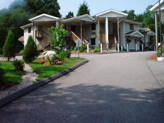 Exterior & Views 2, Cedar Park Whirlpool Suites, New London