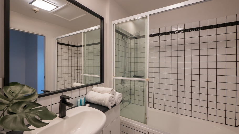 Bathroom 4, The Ridge Apartment Hotel, Spring Hill