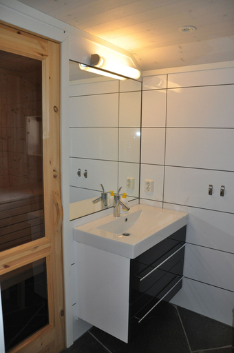 Bathroom 5, Lofoten Links Lodges, Vågan