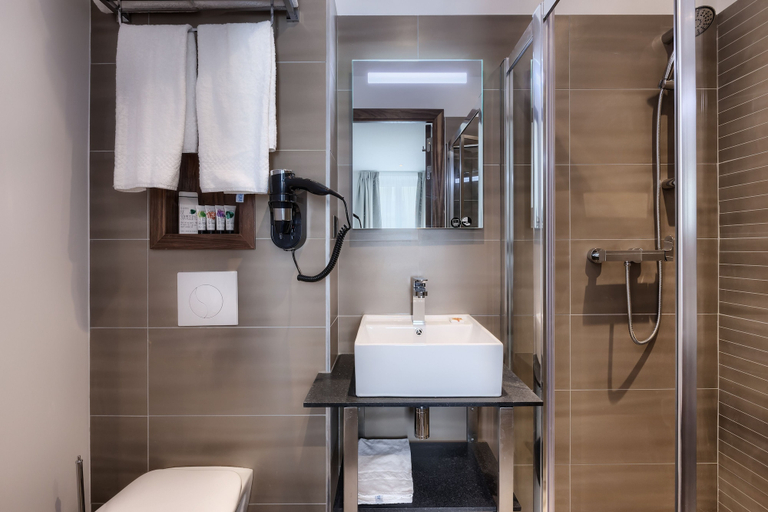 Bathroom 4, Hotel Le Trente, Paris