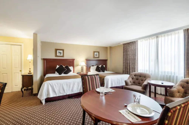 Bedroom 3, Arlington Court Suites, a Clarion Collection Hotel, Arlington