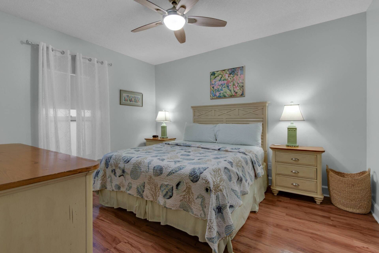 Bedroom 3, Twin Palms 1103, Bay