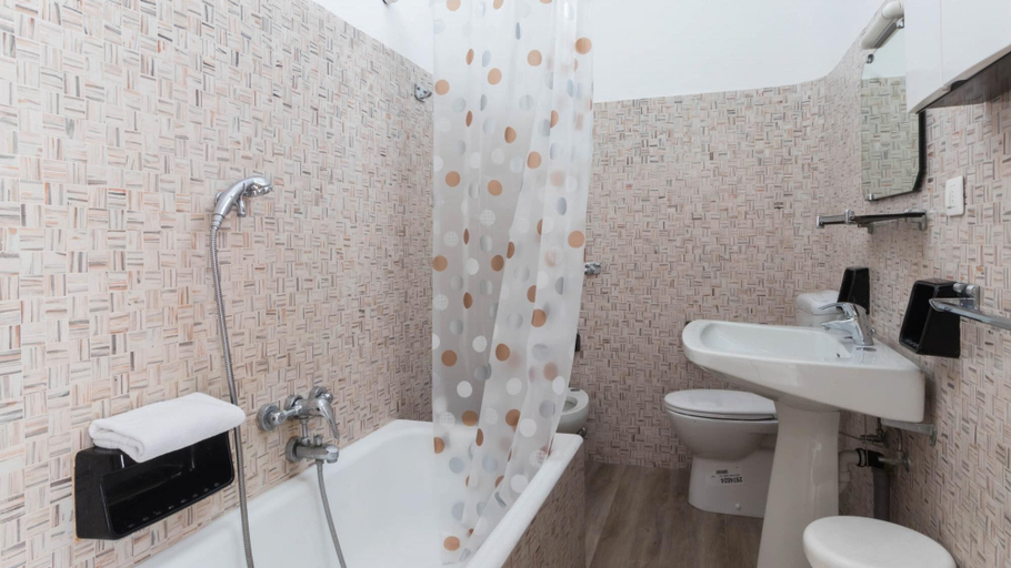 Bathroom 5, Sant Erasmo 3 - 32, Imperia