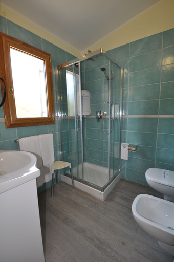 Bathroom 5, Hotel Su Giganti, Cagliari