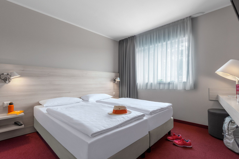Bedroom 4, Serways Hotel Spessart Sud, Aschaffenburg