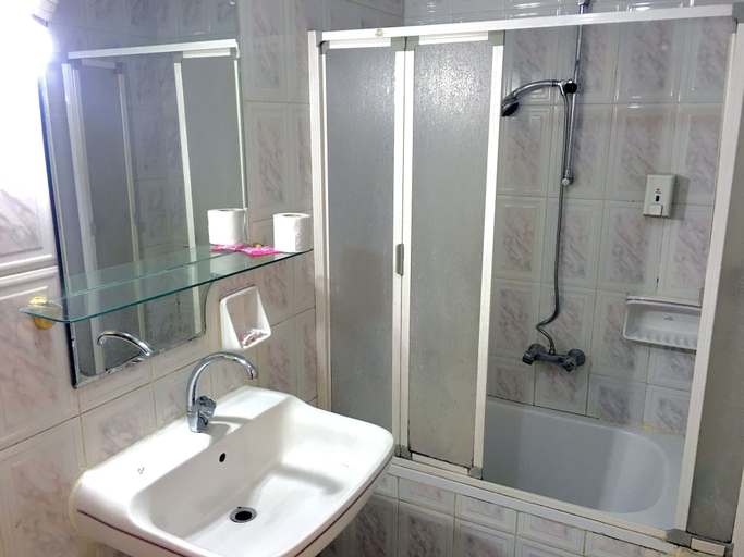 Bathroom 5, Gaddis Hotel, Luxor