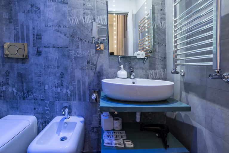 Bathroom 5, Pantheon Caesar Relais, Rome